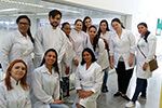 Acadêmicos do curso de Farmácia em atividade no LMC - Laboratório Municipal de Curitiba