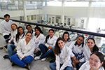 Acadêmicos do curso de Farmácia em atividade no LMC - Laboratório Municipal de Curitiba